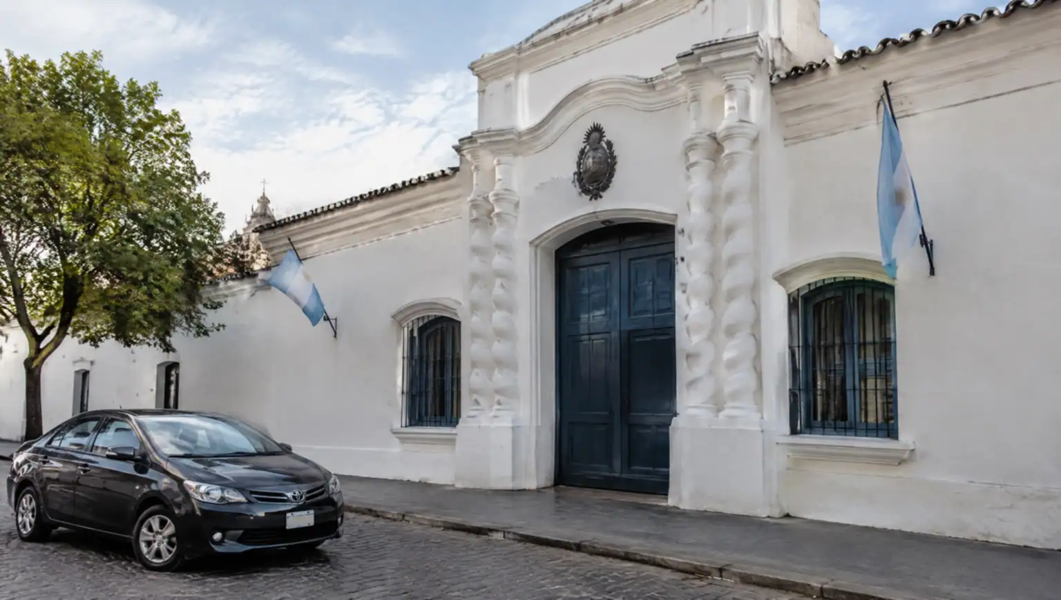 Carro de transfer privado circulando pela rodovia de Córdoba a Tucumán, Argentina