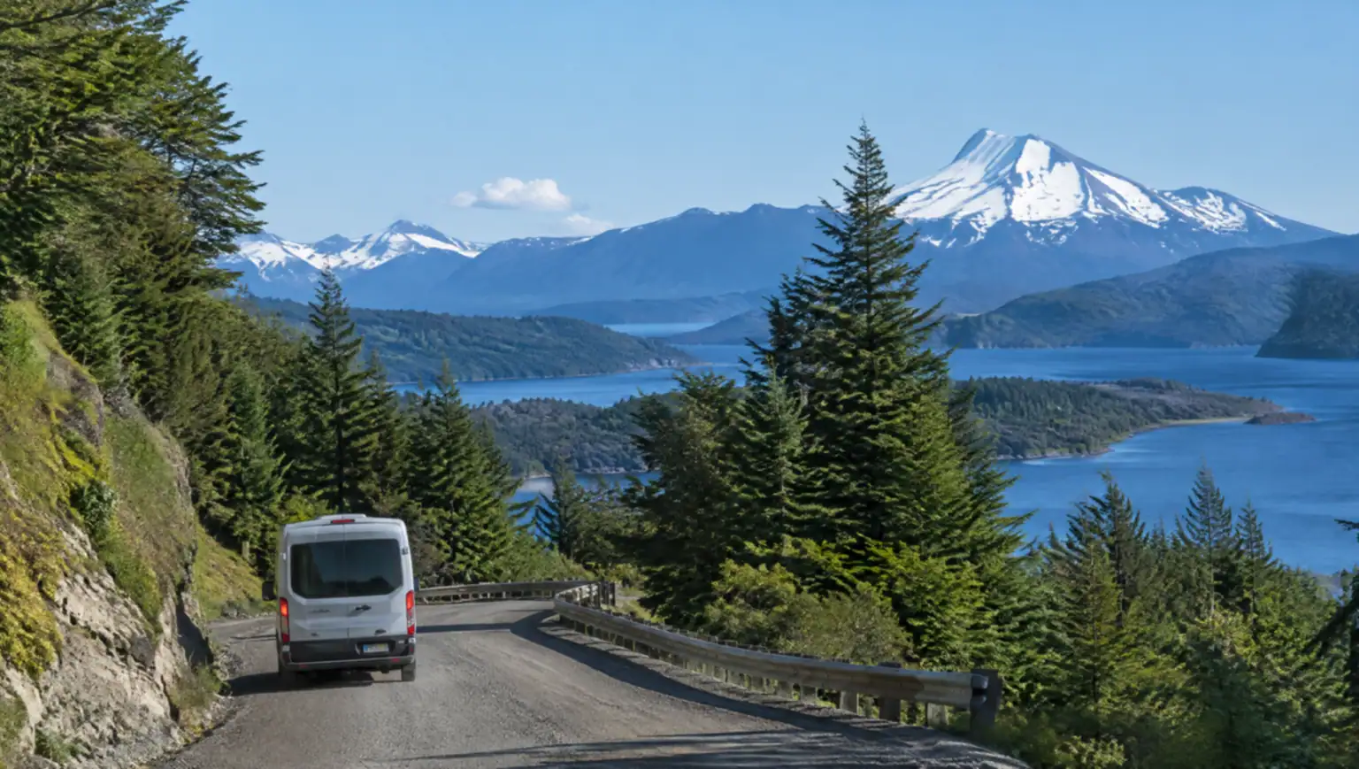 Furgoneta de traslado privado cruzando los Andes en la ruta de Bariloche a Puerto Montt