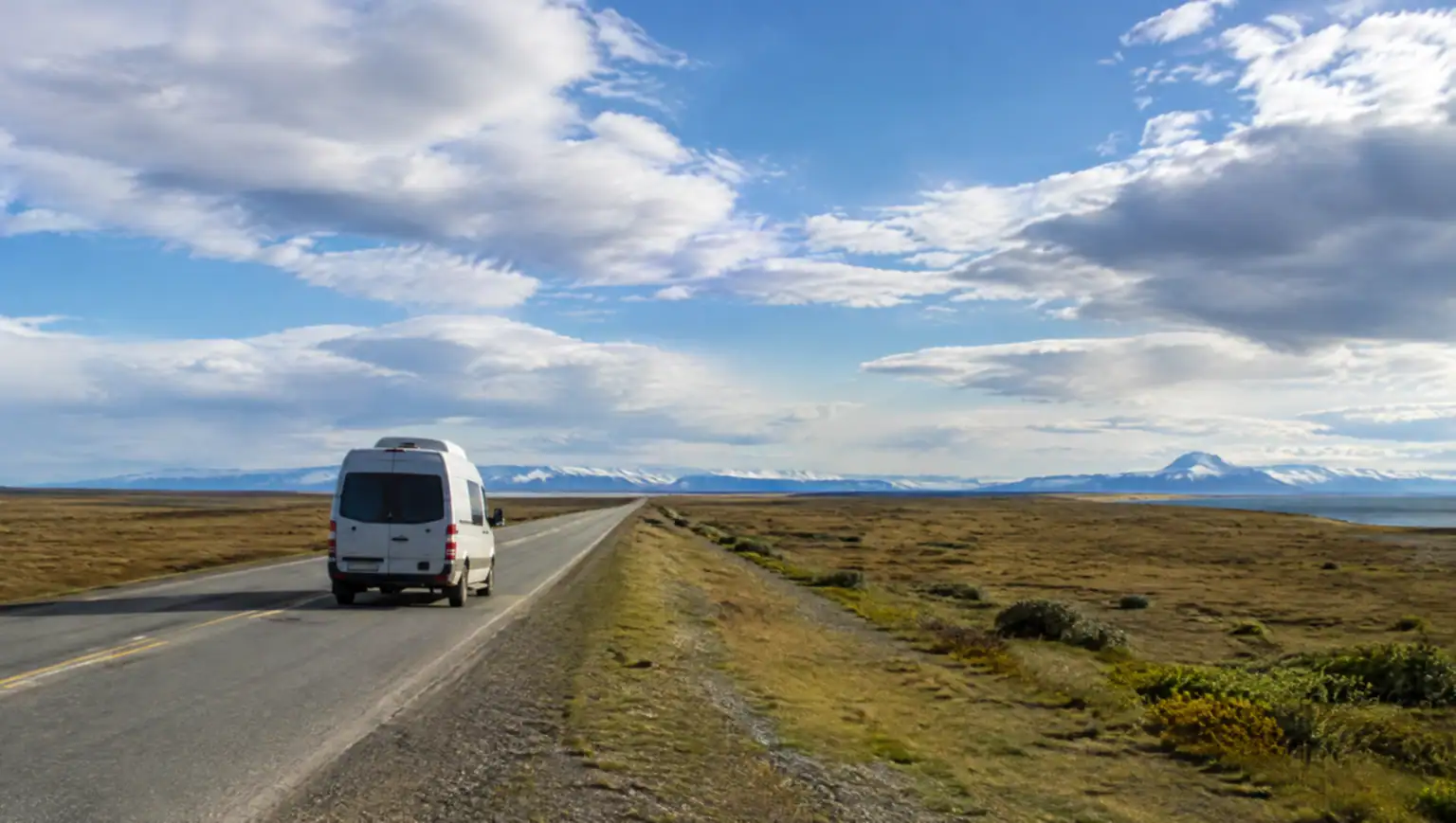 Furgoneta de traslado privado circulando por la Ruta 3 cerca del Lago Fagnano, entre Ushuaia y Río Grande