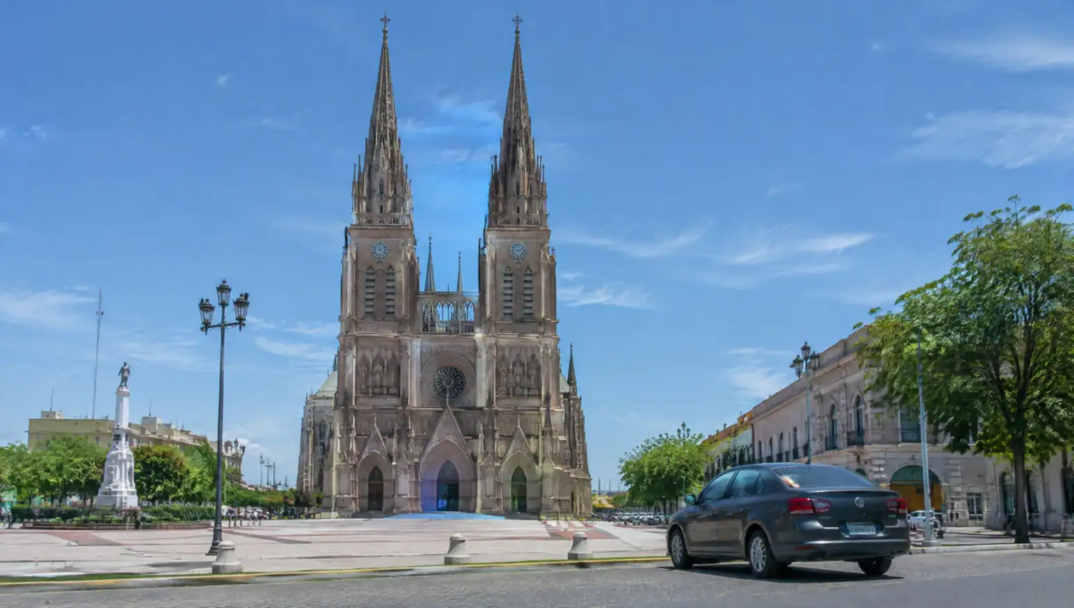 Van de transfer privado estacionada em frente à Basílica de Luján, transfer de Buenos Aires para Luján