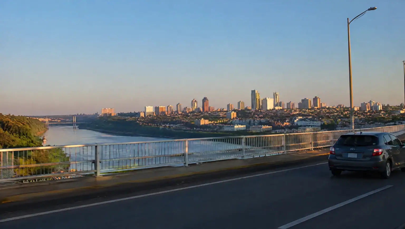 Veículo de transfer privado atravessando a Ponte da Amizade entre Puerto Iguazú e Ciudad del Este