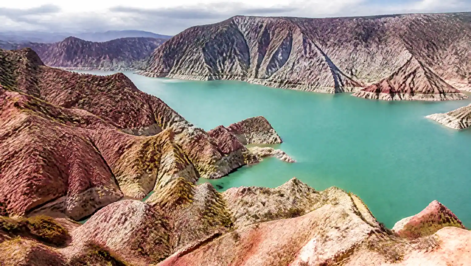 Formaciones rocosas coloridas del Cañón del Atuel sobre el embalse Valle Grande cerca de San Rafael, Mendoza, Argentina