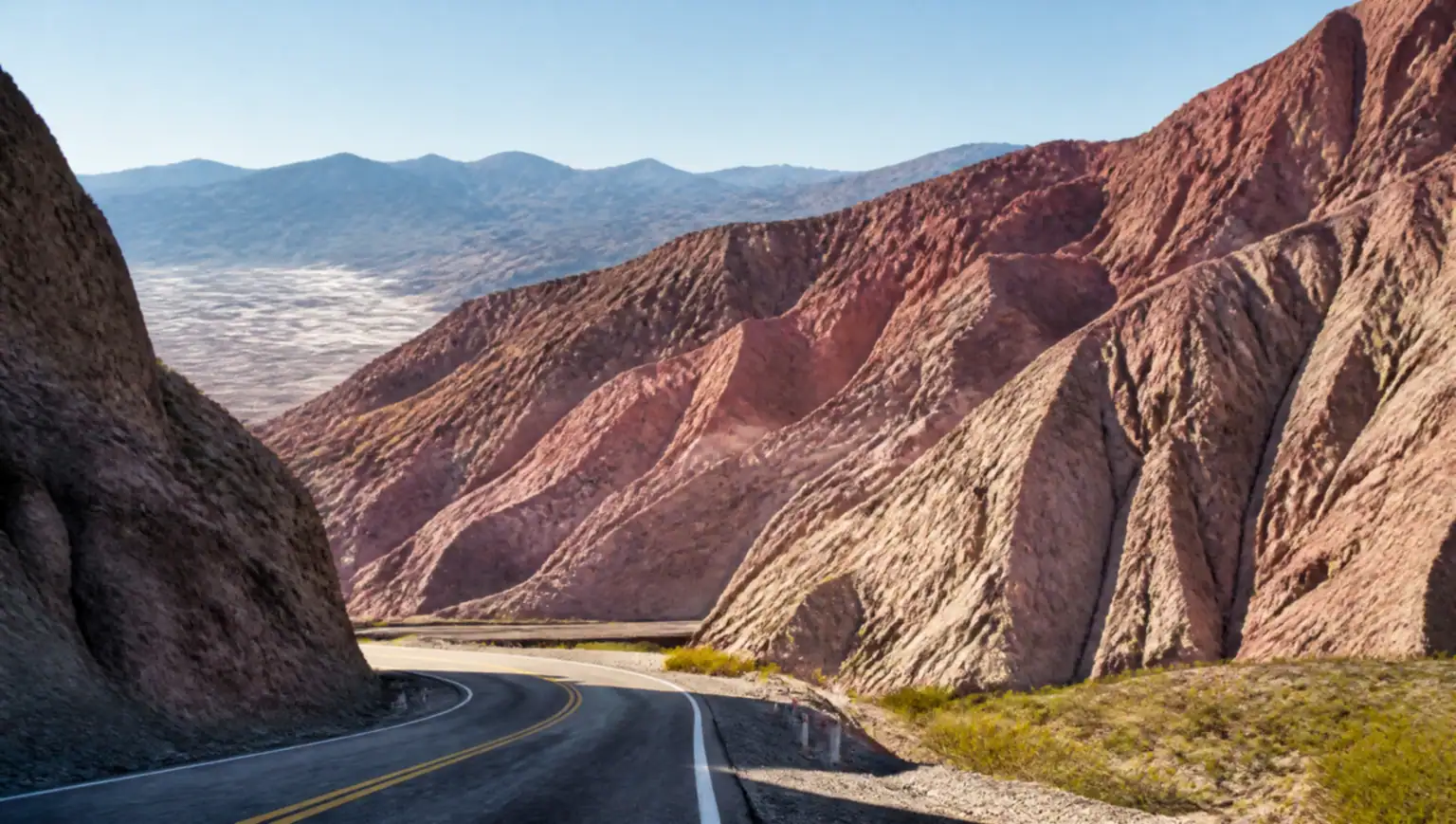 Camino de montaña de la Cuesta de Miranda con paredes de roca de colores, de La Rioja a Chilecito, Argentina