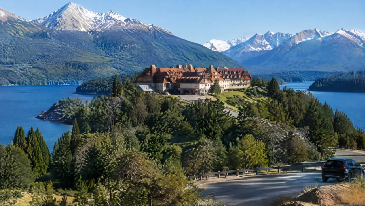 Hotel Llao Llao sobre una colina entre dos lagos, con bosque y montañas, punto de partida del traslado a Bariloche
