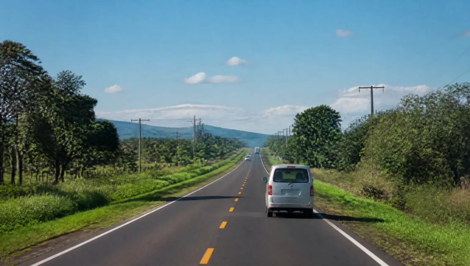 Ruta 1 de Paraguay entre campos verdes rumbo a Asunción desde Posadas