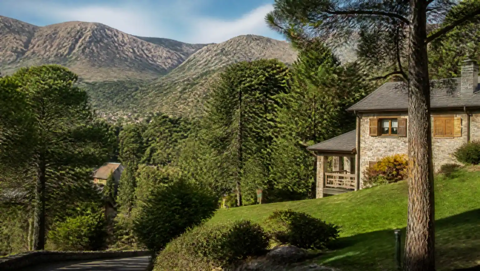 Bosque de pinos y chalets de piedra en el pueblo serrano de Villa Giardino, valle de Punilla, Córdoba