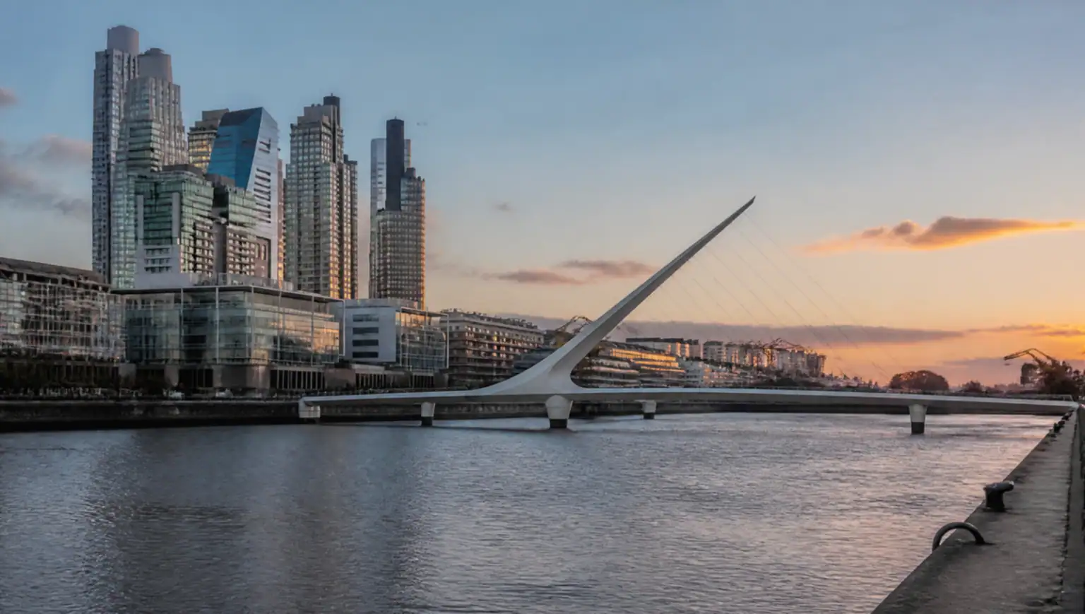 Puente de la Mujer y torres de vidrio de Puerto Madero al atardecer, destino del traslado desde Aeroparque
