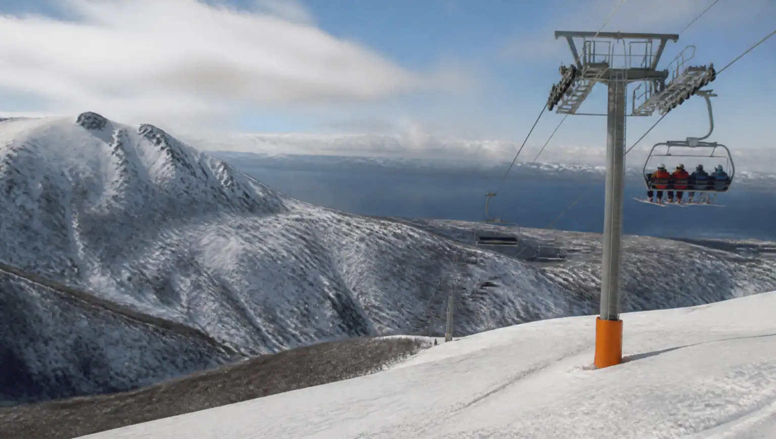 Pistas de esquí nevadas y aerosilla en Cerro Castor, cerca de Ushuaia, Tierra del Fuego