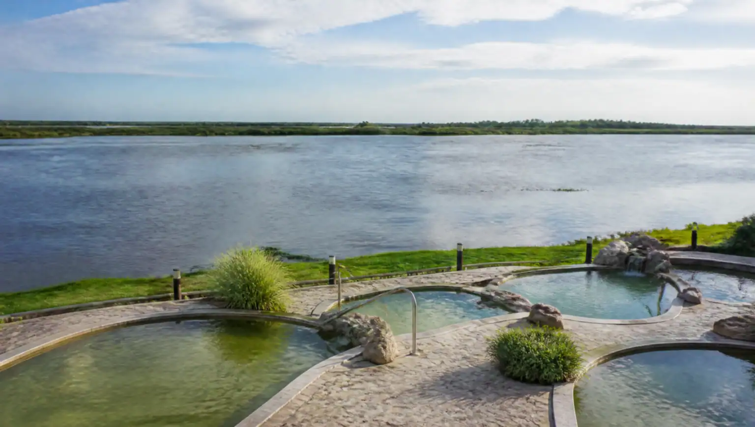 Thermal pools by the Salto Grande lake in Federación, Entre Ríos, reached by private transfer from Buenos Aires